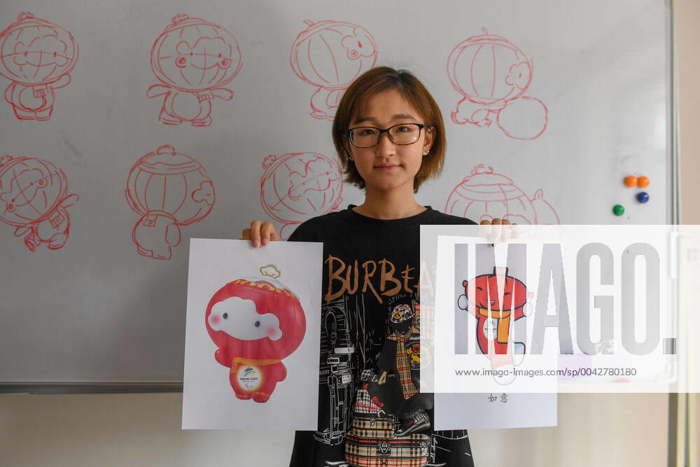 (190926) -- CHANGCHUN, Sept. 26, 2019 -- Designer Jiang Yufan shows Shuey Rhon Rhon, the mascot of the 2022 Paralympic Winter games, Winterspiele,Spiele, Summer games and Ruyi, its original sketch, at Jilin University of Arts in Changchun, northeast China s Jilin Province on Sept. 26, 2019. Shuey Rhon Rhon, the mascot of the 2022 Paralympic Winter Games, is a Chinese lantern child ready to welcome friends from around the world for a big party. Exuding positivity, the glow emanating from its heart symbolises the inspiring warmth, friendship, courage and perseverance of Para athletes that light up the dreams of millions every day. ) (SP)JILIN-CHANGCHUN-2022 PARALYMPIC WINTER GAMES-MASCOT ZhangxNan