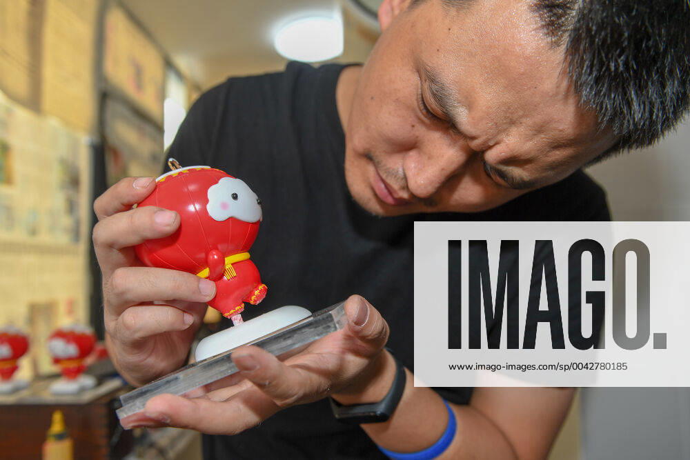 (190926) -- CHANGCHUN, Sept. 26, 2019 -- Designer Xu Guojun fastens a mascot model at Jilin University of Arts in Changchun, northeast China s Jilin Province on Sept. 26, 2019. Shuey Rhon Rhon, the mascot of the 2022 Paralympic Winter games, Winterspiele,Spiele, Summer games is a Chinese lantern child ready to welcome friends from around the world for a big party. Exuding positivity, the glow emanating from its heart symbolises the inspiring warmth, friendship, courage and perseverance of Para athletes that light up the dreams of millions every day. ) (SP)JILIN-CHANGCHUN-2022 PARALYMPIC WINTER GAMES-MASCOT ZhangxNan