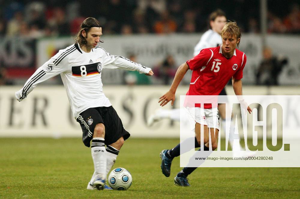 Torsten Frings (Deutschland, li.) gegen Per Skjelbred (Norwegen) Fußball Länderspiel Herren Freundschaftsspiel 2009, Test, Testspiel, Nationalmannschaft, Nationaltrikot Gruppe Düsseldorf