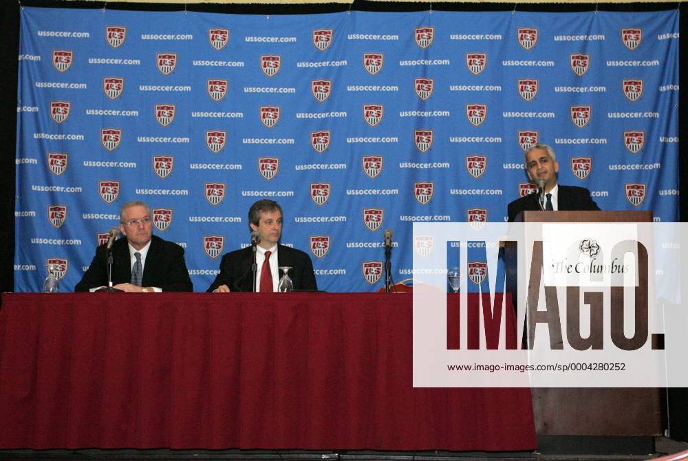 PK anlässlich der Bewerbung der USA für die WM 2018 bzw. 2022 - V.re. USSF Präsident Sunil Gulati, David Downs (WM Bewerbungskomitee), USSF Generalsekretär Dan Flynn (alle USA) - (Icon918j09021014) Fußball WM Herren WM Bewerbung 2009, 2018, 2022, Kandidatur, Kandidat, Bewerber, Pressekonferenz, Pressetermin Gruppe Columbus
