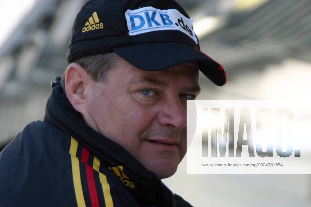 Bundestrainer Wolfgang Hoppe (Deutschland) Bobsport Damen Fotoshooting 2009, Bob Porträt Whistler