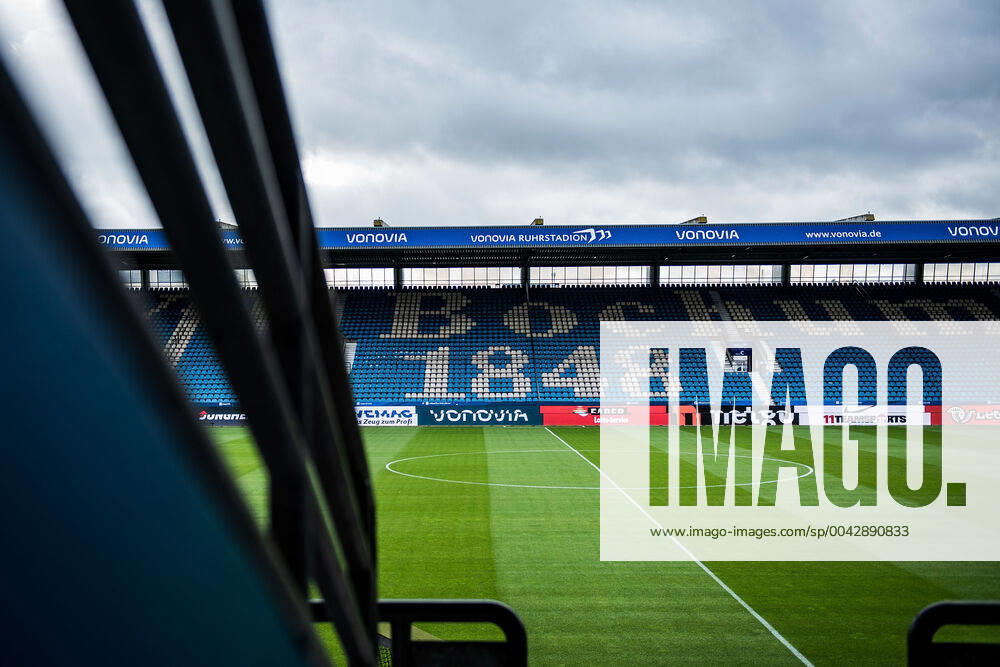 football 2 Bundesliga, VfL Bochum SV Darmstadt 98, emonline,, v l view, overview Vononvia Ruhrstadion interior stadium field playing field tribune lawn corner flag lawn line feature symbol photo green Bochum