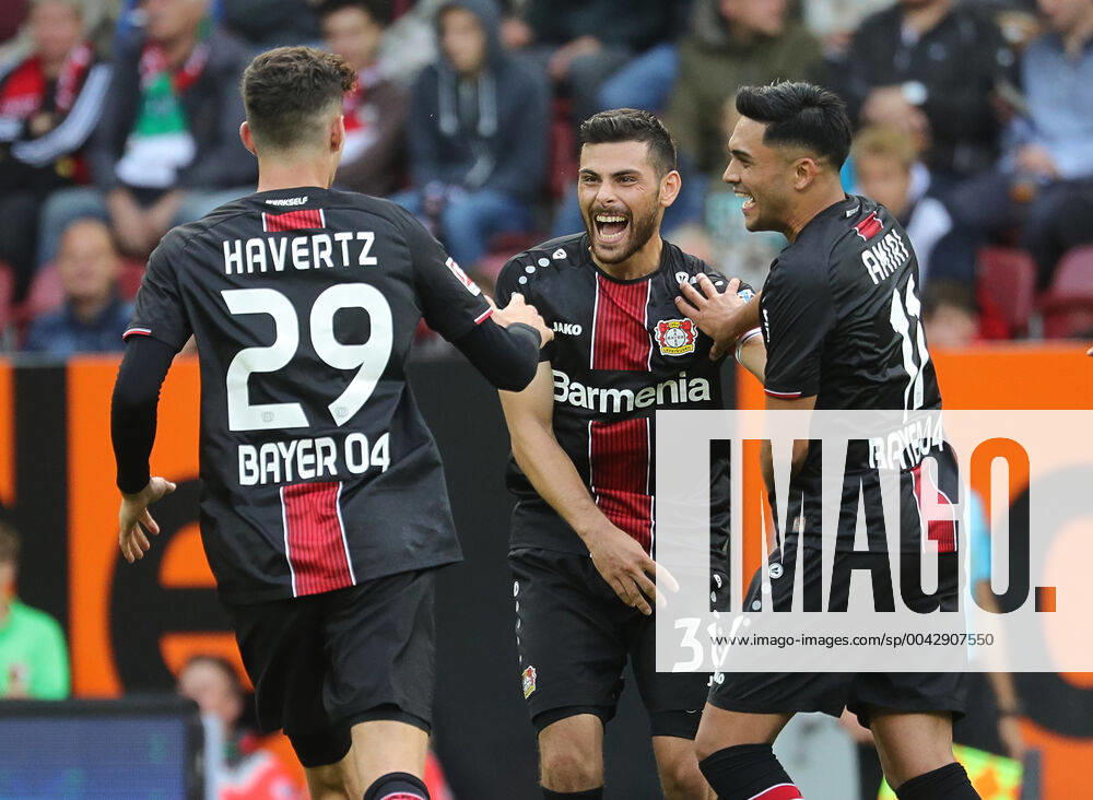 Goal celebration after the 2-0 by Kevin Volland Bayer 04 Leverkusen, middle , with Kai Havertz Bayer 04 Leverkusen and Nadiem Amiri Thelin Bayer 04 Leverkusen FC Augsburg vs. Bayer Leverkusen DFL REGULATIONS PROHIBIT ANY USE OF PHOTOGRAPHS AS IMAGE SEQUENCES AND OR QUASI VIDEO
