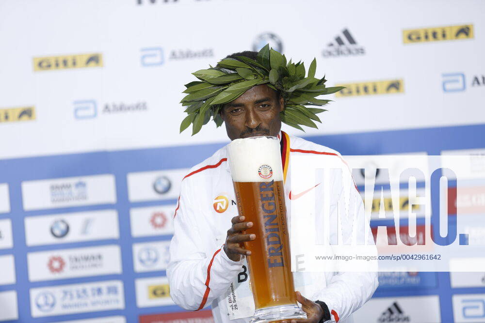 KW39 Germany: Kenenisa Bekele wins the 46th Berlin Marathon Kenenisa Bekele won the 46th Berlin Marathon in 2:01:41 hours, just short of the world record. For the women, Ashete Bekere won - Ethiopian double success. Ashete Bekere made it 42 kilometers in 2:20:14 hours. Second was her compatriot Mare Dibaba, eight seconds behind. Germany s Melat Kejeta made it 2:23:58 in her first marathon. Berlin Germany SimonexKuhlmeyx xPacificxPress