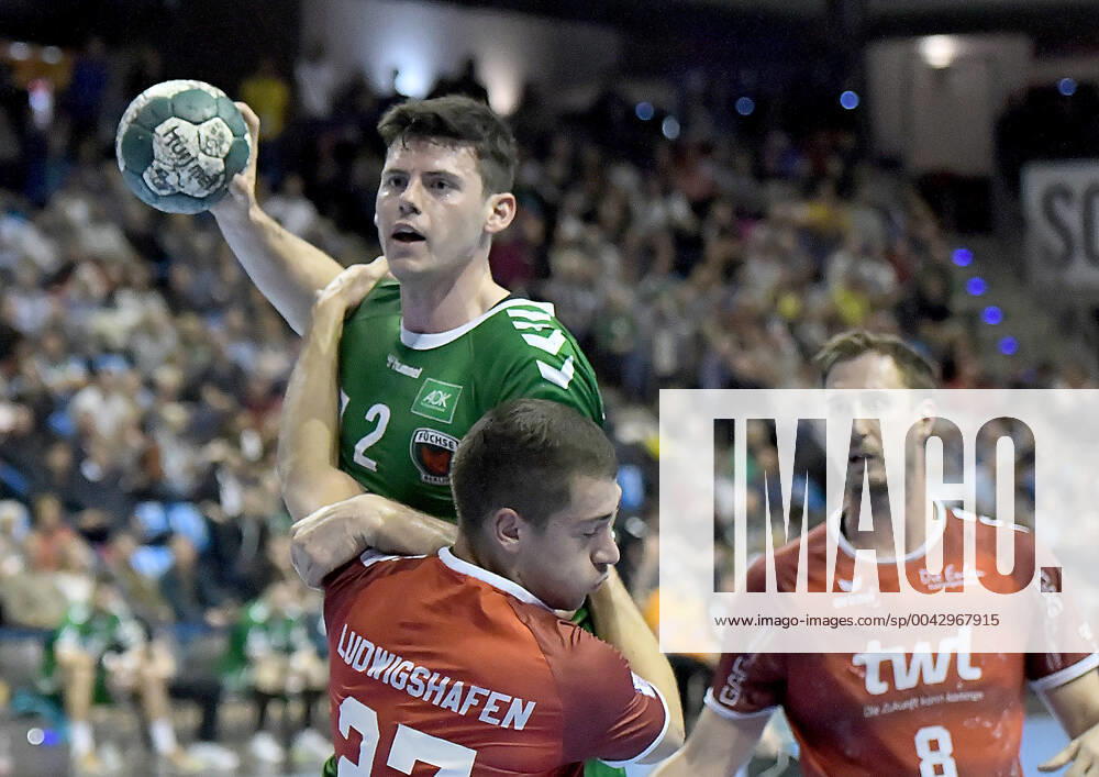 Handball Bundesliga, Fuechse Berlin Eulen Ludwigshafen, v l on the ball Simon Ernst Fuechse Berlin 2 ,Jerome Mueller Die Eulen Ludwigshafen 27 ,Gunnar Dietrich Die Eulen Ludwigshafen 8 Berlin