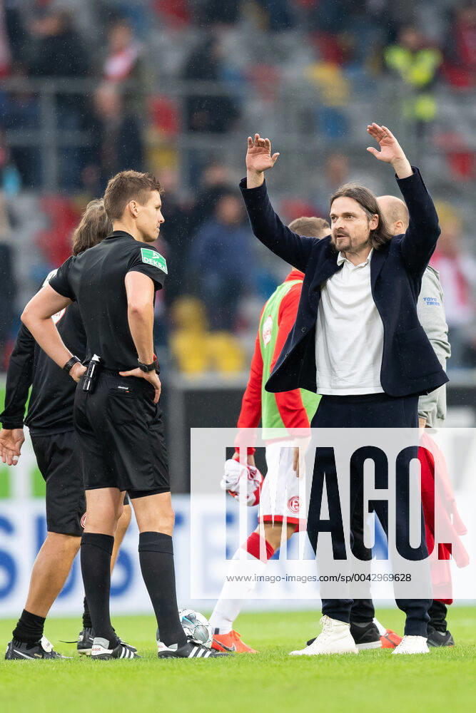 Duesseldorf, Germany 29 09 2019, 1 Bundesliga, 6 Matchday, Fortuna Duesseldorf SC Freiburg, Referee Daniel Siebert talks to Lutz Pfannenstiel F95 , Duesseldorf MERKUR SPIEL ARENA North Rhine Westphalia Germany eu images 01061014149 eu-images-061 DFL REGULATIONS PROHIBIT ANY USE OF PHOTOGRAPHS AS IMAGE SEQUENCES AND OR QUASI-VIDEO.