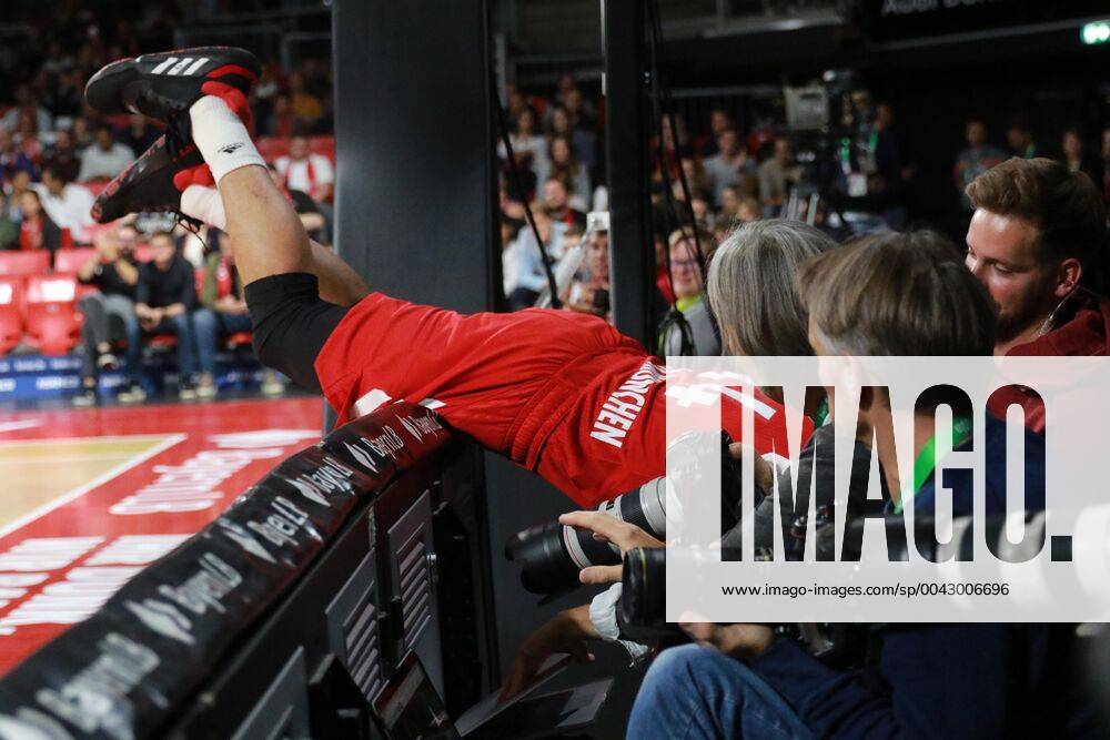 Nihad Djedovic FC Bayern lands after an action between photographers basketball FC Bayern Munich basketball Hamburg Towers 30 09 2019