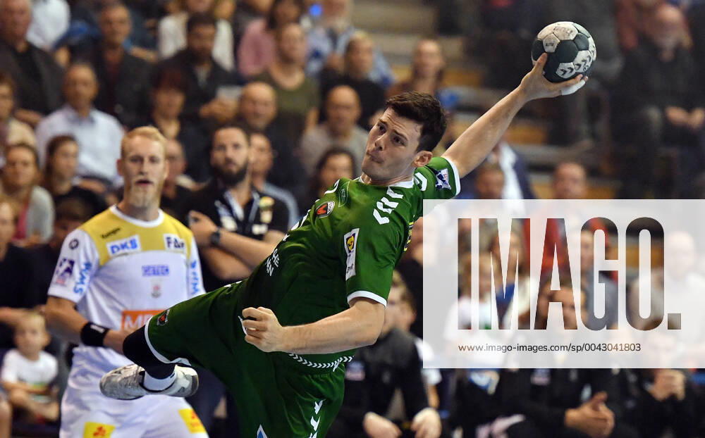 Simon Ernst Füchse , at litter, back Matthias Musche Magdeburg , Füchse Berlin SC Magdeburg DHB Cup, round of 16 2019 2020, men, men, handball, Germany, Germany, Max Schmeling Halle Berlin