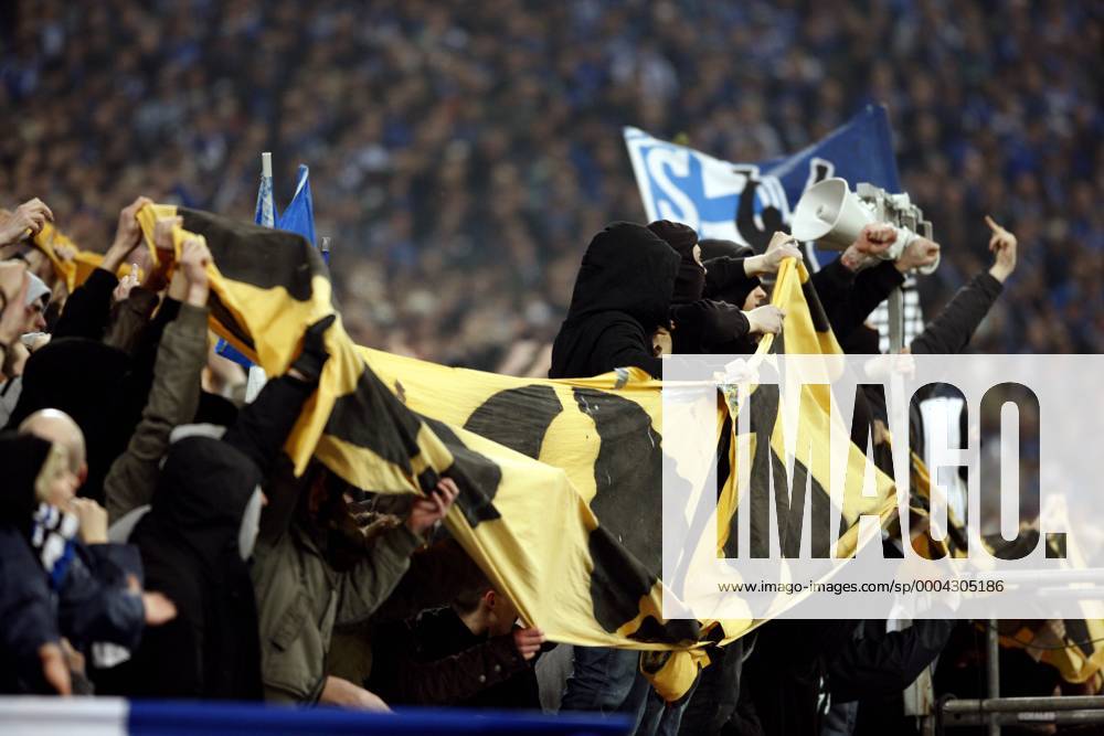 Vermummte Schalke Fans präsentieren das 2006 in Dortmund gestohlene BVB Spruchband Fußball 1. BL Herren Saison 2008 2009, FC Schalke 04 - Borussia Dortmund 1:1, Derby, Lokalderby, Ruhrderby Gruppe Gelsenkirchen Spannung,