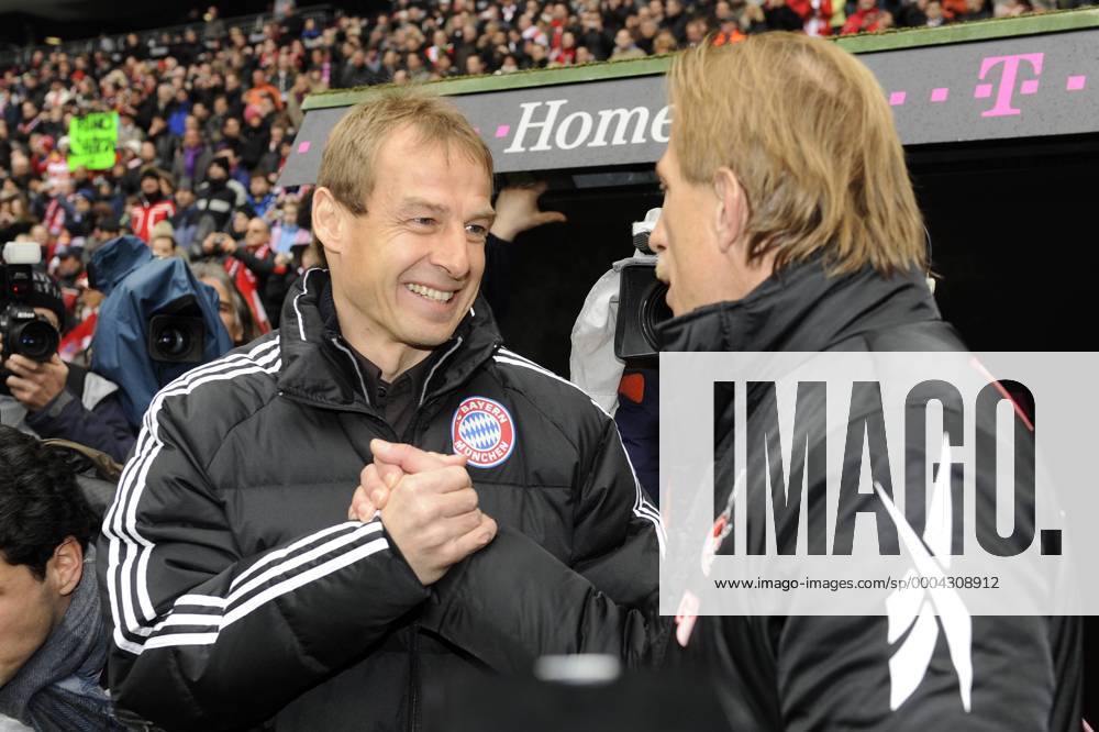 Trainer Jürgen Klinsmann (Bayern, li.) begrüßt Trainerkollege Christoph Daum (Köln) Fußball 1. BL Herren Saison 2008 2009, FC Bayern München - 1. FC Köln 1:2 Gruppe München Freude,