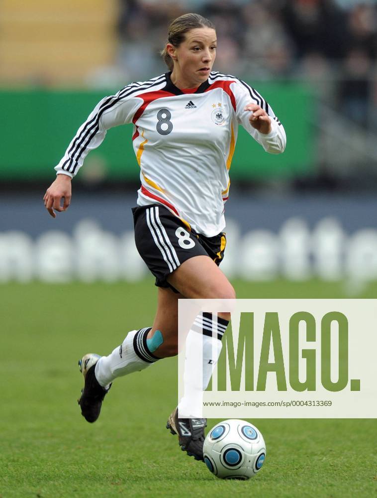 Inka Grings (Deutschland) Fußball Länderspiel Damen Freundschaftsspiel 2009, Test, Testspiel, Nationalmannschaft, Nationaltrikot, Frauen, Frauenfußball Einzelbild Bielefeld Dynamik,