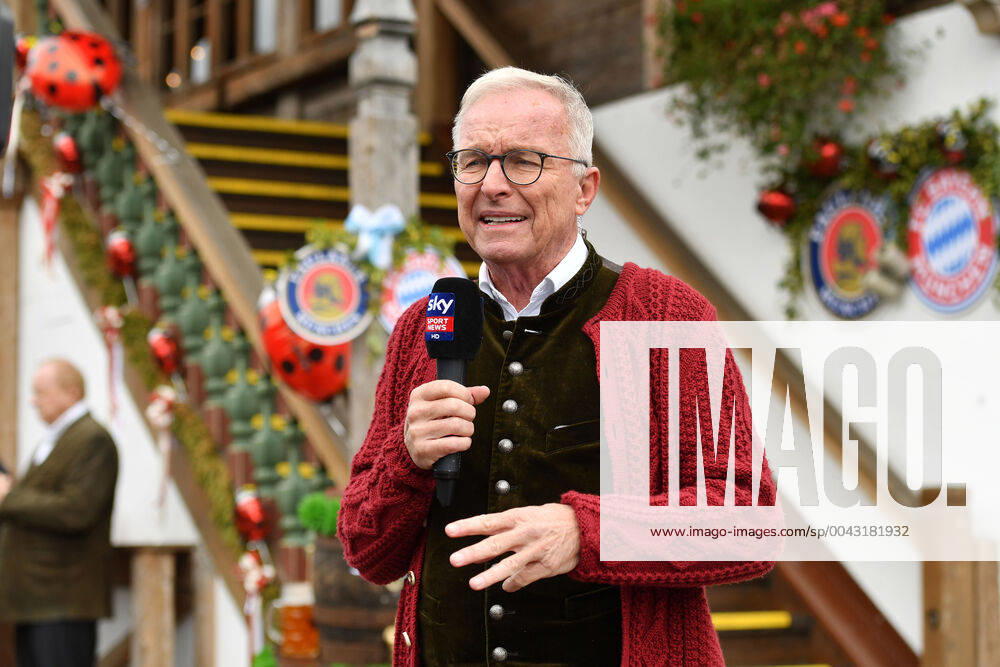 Uli KOEHLER SKY Reporter at the microphone in Bavarian costume, Lederhosen, single picture, cut single motif, half figure, half figure football FC Bayern Mu enchen, traditional Oktoberfest visit in the Kaefer Schenke, on 06 10 2019 in Munich Germany