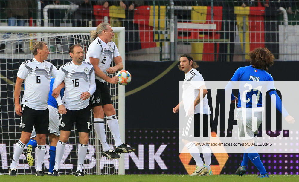 DFB All Stars vs. Azzuri Legends, Sportpark Ronhof Fuerth, Soccer, Sport, pictured Guido Buchwald DFB All Stars , Jens Nowotny DFB All Stars , Michael Schulz DFB All Stars , Torsten Frings DFB All Stars and Andrea Pirlo Azzuri All Stars free kick
