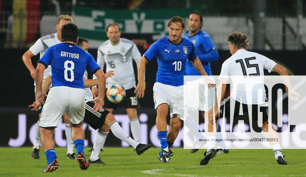 DFB All Stars vs. Azzuri Legends, Sportpark Ronhof Fuerth, football, sports, pictured Genarro Gattuso Azzuri All Stars , Guido Buchwald DFB All Stars , Jens Nowotny DFB All Stars , Francesco Totti Azzuri All Stars , Luca Toni Azzuri All Stars , Maurizio Gaudino DFB All Stars