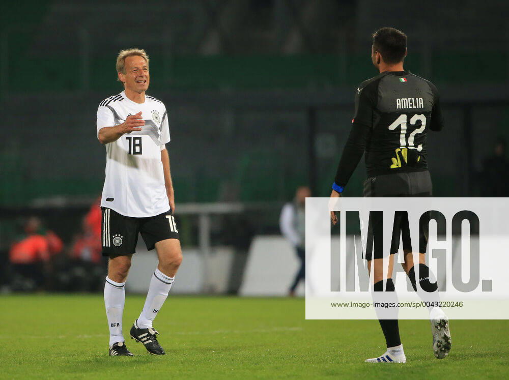DFB All Stars vs. Azzuri Legends, Sportpark Ronhof Fuerth, football, sport, in picture Juergen Klinsmann DFB All Stars and Marco Amella Azzuri All Stars