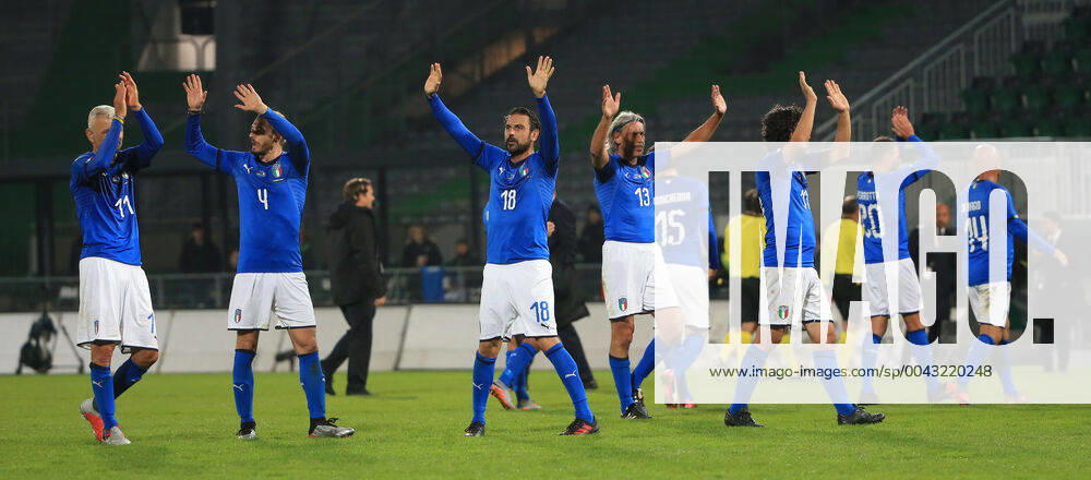 DFB All Stars vs. Azzuri Legends, Sportpark Ronhof Fuerth, football, sports, in picture Fabrizio Ravanelli Azzuri All Stars , Federico Balzaretti Azzuri All Stars , Stefano Fiore Azzuri All Stars , Moreno Torricelli Azzuri All Stars , Giuliano Giannichedda Azzuri All Stars , Damiano Tommasi Azzuri All Stars , Simone Perrotta Azzuri All Stars and Luigi Di Bagio Azzuri All Stars thank their fans
