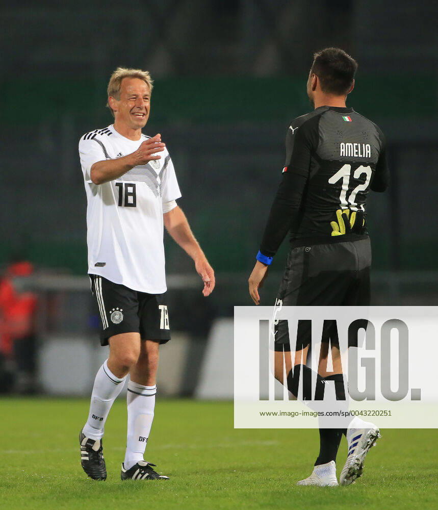DFB All Stars vs. Azzuri Legends, Sportpark Ronhof Fuerth, football, sport, in picture Juergen Klinsmann DFB All Stars and Marco Amella Azzuri All Stars