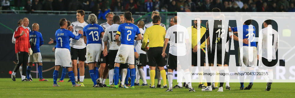 DFB All Stars vs. Azzuri Legends, Sportpark Ronhof Fuerth, football, sport, in picture Germany and Italy all Stars after the match