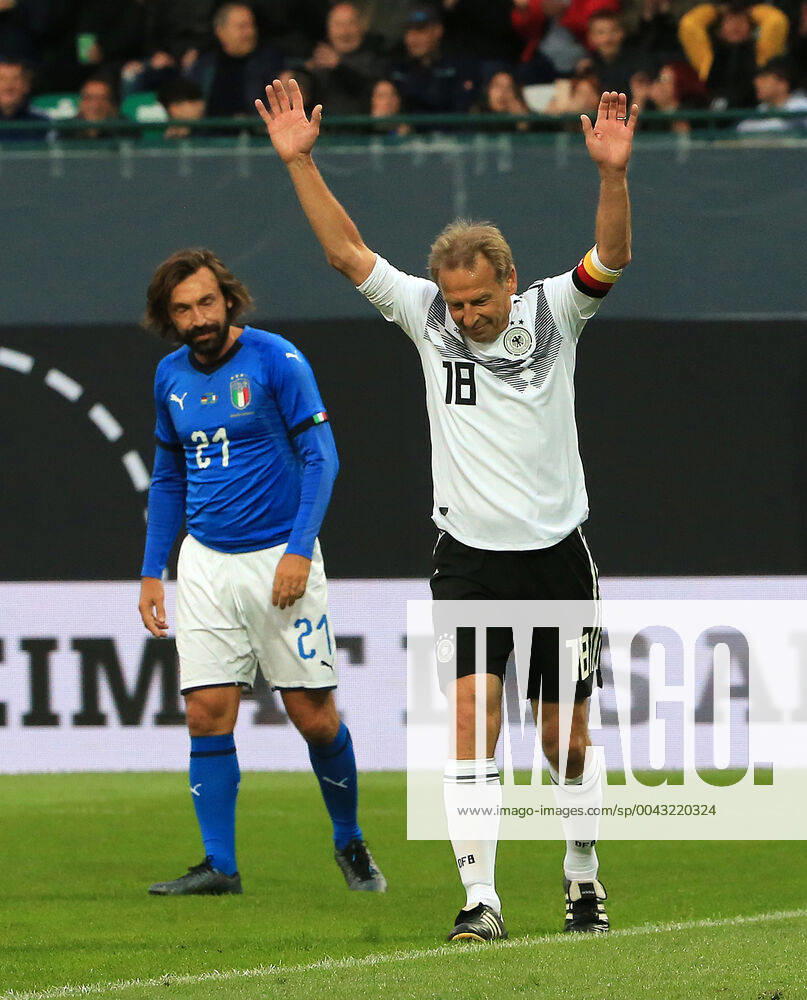 DFB All Stars vs. Azzuri Legends, Sportpark Ronhof Fuerth, football, sport, in the picture Andrea Pirlo Azzuri All Stars suffers and Juergen Klinsmann DFB All Stars cheers to the 2 0