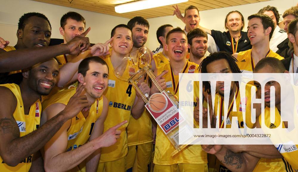 ALBA Berlin gewinnt den BBL Pokal 2009 - Steffen Hamann (ALBA, mit Pokal) und das gesamte Team feiern in der Kabine Basketball Herren BBL Pokal 2008 2009, Pokalspiel, Finalrunde, Endrunde, Finale, Final Four, Top Vier Totale o0 Pokalfinale Hamburg Freude,