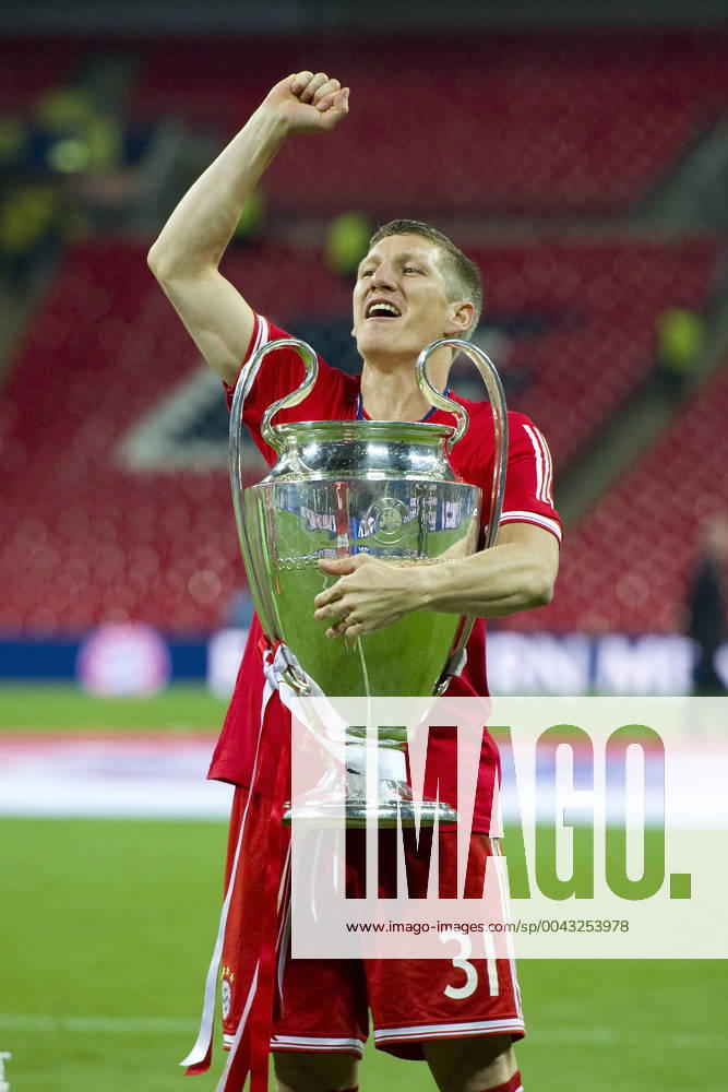 Bastian SCHWEINSTEIGER ends his career Archivfoto Bastian SCHWEINSTEIGER M cheers with trophy, Football Champions League Final 2013 Borussia Dortmund DO FC Bayern Muenchen M 1 2 Season2012 13, WEMBLEY Stadium, 25 05 2013 Â