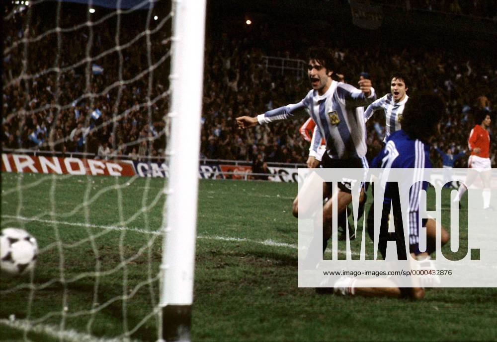 Mario Kempes (Argentinien) erzielt das Tor zum 1:0, Torwart Quiroga (Peru) ist geschlagen Fußball WM Herren Weltmeisterschaft 1978, Nationalmannschaft, Nationalteam, Nationaltrikot, Argentinien - Peru 6:0 Gruppe Estadio Central Rosario Freude, Begeisterung,
