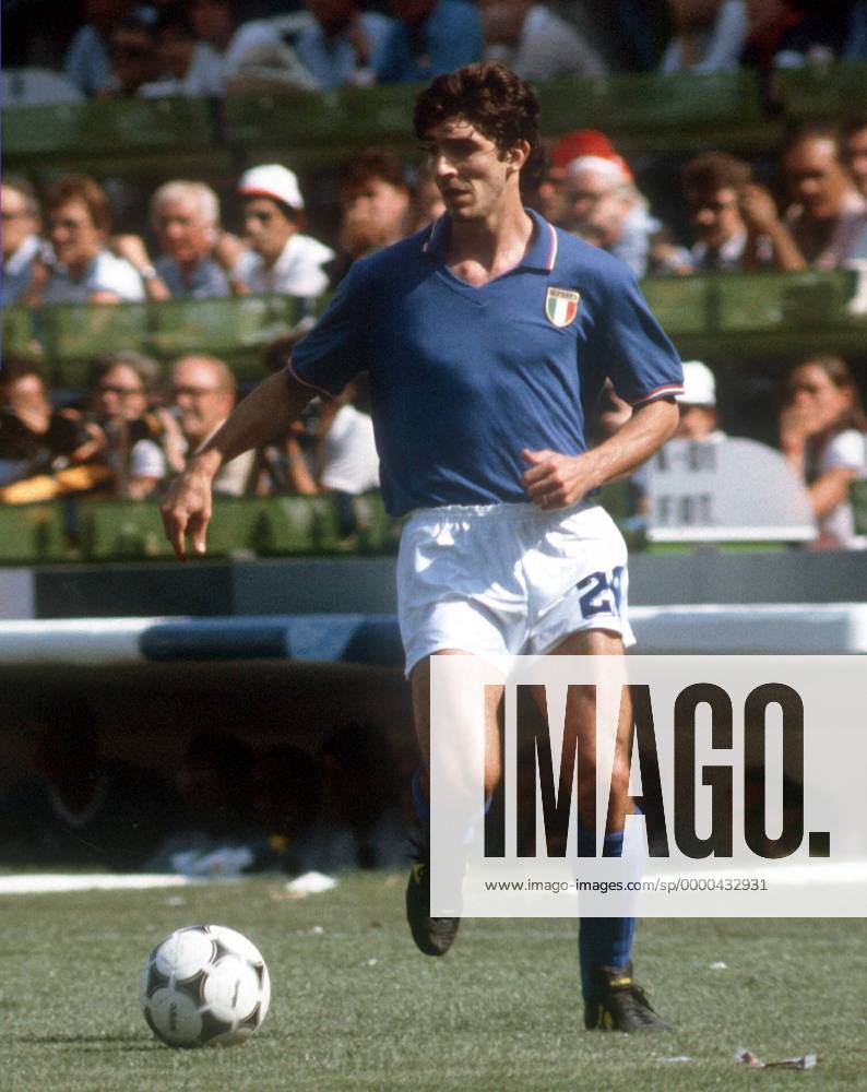 Paolo Rossi (Italien) am Ball Fußball WM Herren Weltmeisterschaft 1982, Finale, Endspiel, Nationalmannschaft, Nationalteam, Nationaltrikot Einzelbild Estadio Santiago Bernabeu Madrid Dynamik,