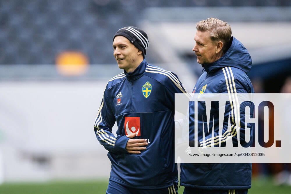 Victor Nilsson Lindelöf and assistant coach Peter Wettergren of the Swedish national football team during a training session on October 10, 2019 in Stockholm Photo Johanna Lundberg BILDBYRAN code JL 136070 bbeng football football football uefa euro qualifier sweden sweden a sweden training training practice,
