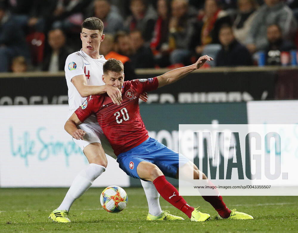 Fußball, EM Quali, Tschechien - England Declan Rice of England tackles Lukas Masopust of Czech Republic during the UEFA EURO, EM, Europameisterschaft,Fussball 2020 Qualifying match at the Sinobo Stadium, Prague. Picture date: 11th October 2019. Picture credit should read: David Klein Sportimage . SPI-0252-0064