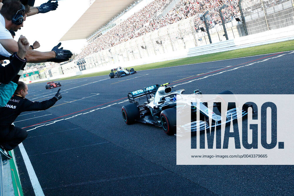 Formula 1 2019 Honda Japanese Grand Prix 13 10 2019, Suzuka International Racing Course, Suzuka, Formula 1 2019 Honda Japanese Grand Prix , in the picture winner Valtteri Bottas FIN 77 , Mercedes AMG Petronas Motorsport , his mechanics cheer him on nordphotoxBratic nph00250