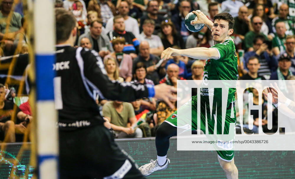Handball, 1 Bundesliga, 9 Spieltag, Foxes Berlin Bergischer HC, Max Schmeling Halle Berlins Simon Ernst throws the ball at the goal Handball 1 Bundesliga Foxes Berlin Bergischer HC