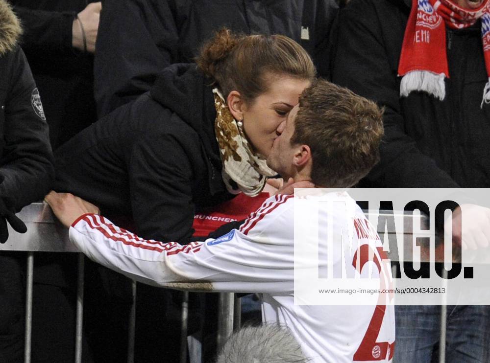 Thomas Müller (Bayern) küsst nach dem Spiel seine Freundin Lisa Fußball EC 1 Herren Champions League 2008 2009, FC Bayern München Gruppe München Romantik, Freude,