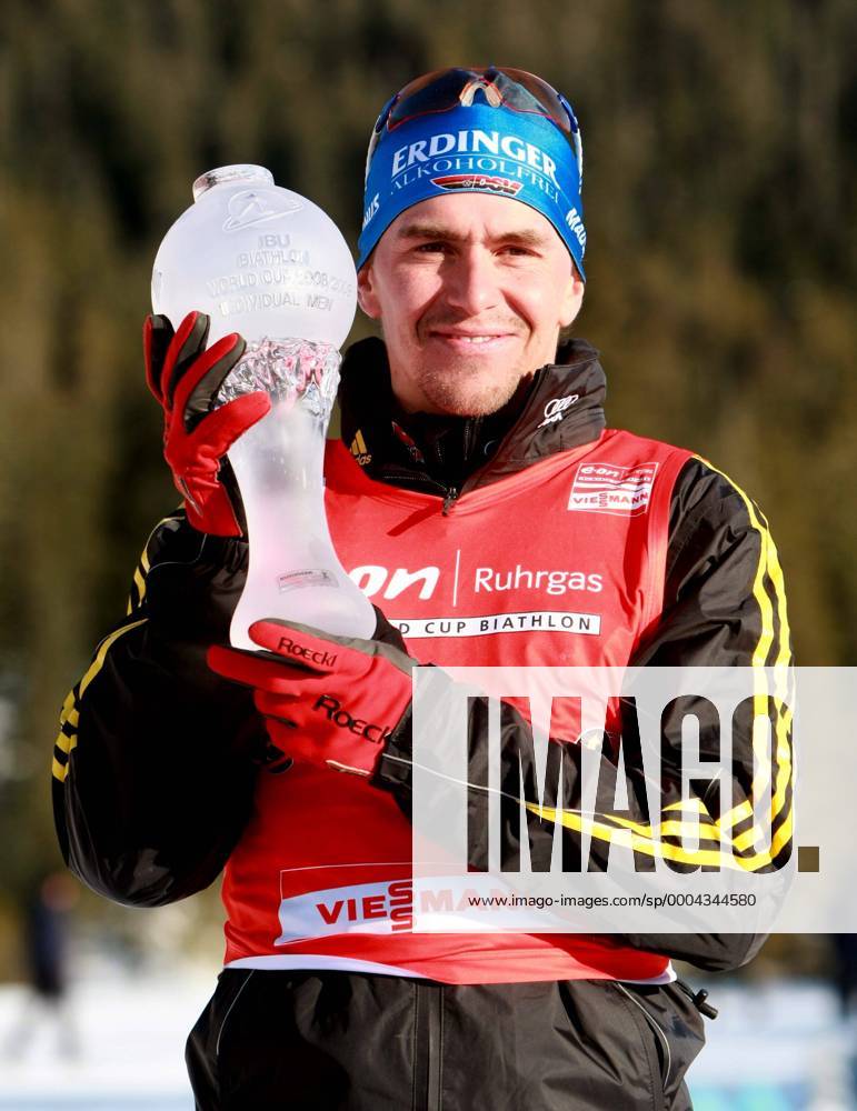 Michael Greis (Deutschland), Sieger der 20km Einzel Gesamtwertung 2008 2009, mit seiner kleinen Kristallkugel Biathlon Herren Weltcup 2008 2009, Welt Cup, Worldcup, World, WC, 20km Einzelbild Whistler, Vancouver Freude,