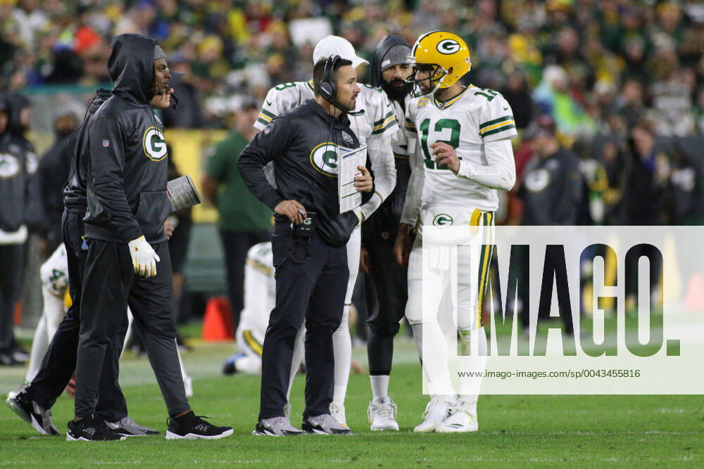 GREEN BAY, WI - OCTOBER 14: Green Bay Packers head coach Matt LaFleur and Green Bay Packers quarterback Aaron Rodgers (12) talk during a time out during a game between the Green Bay Packers and the Detroit Lions at Lambeau Field on October 14, 2019 in Green Bay, WI. (Photo by Larry Radloff Icon Sportswire) NFL, American Football Herren, USA OCT 14 Lions at Packers Icon1910142977