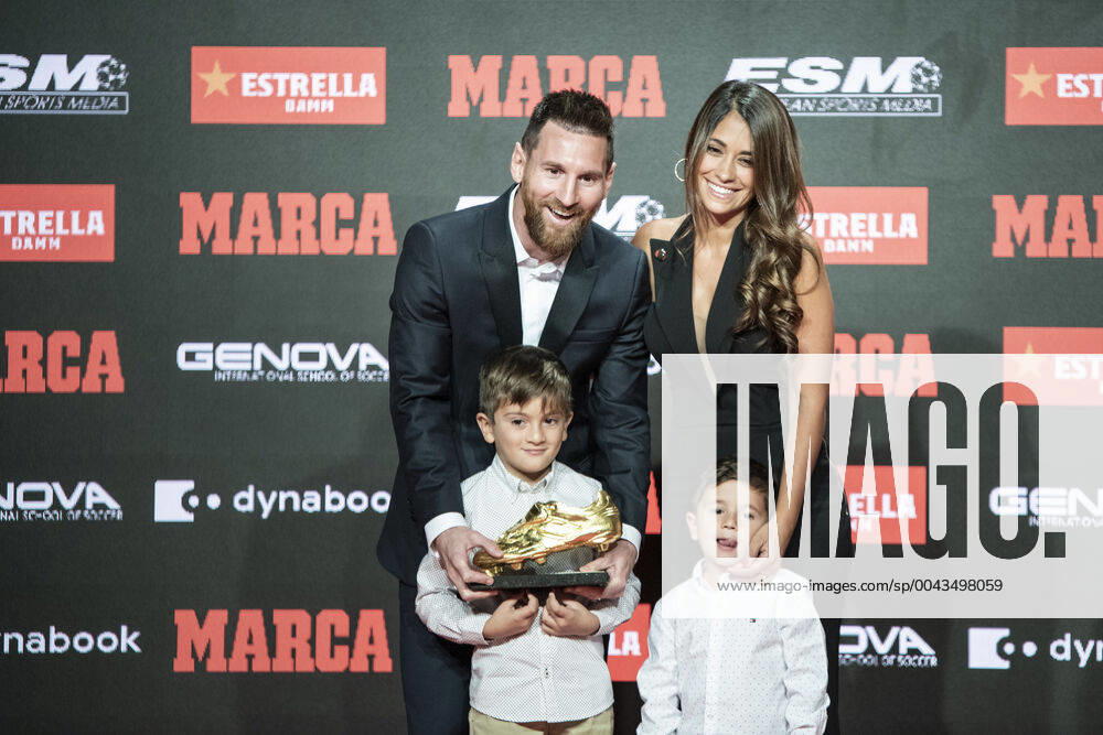 KW42 Leo Messi receives the golden boot with his sons and wife, Antonella Roccuzzo October 16, 2019. (20191015030)