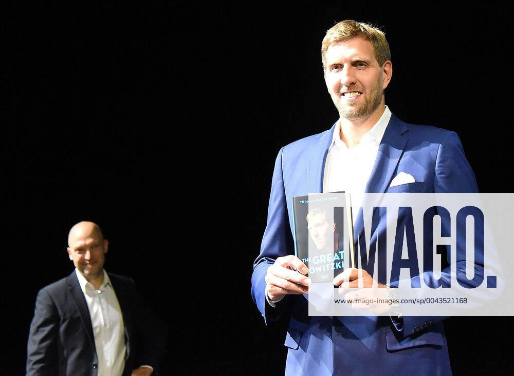 Basketball Book Fair, Dirk Nowitzki Team Book presentation The Great Nowitzki, v l Author Thomas Pletzinger, Dirk Nowitzki Frankfurt