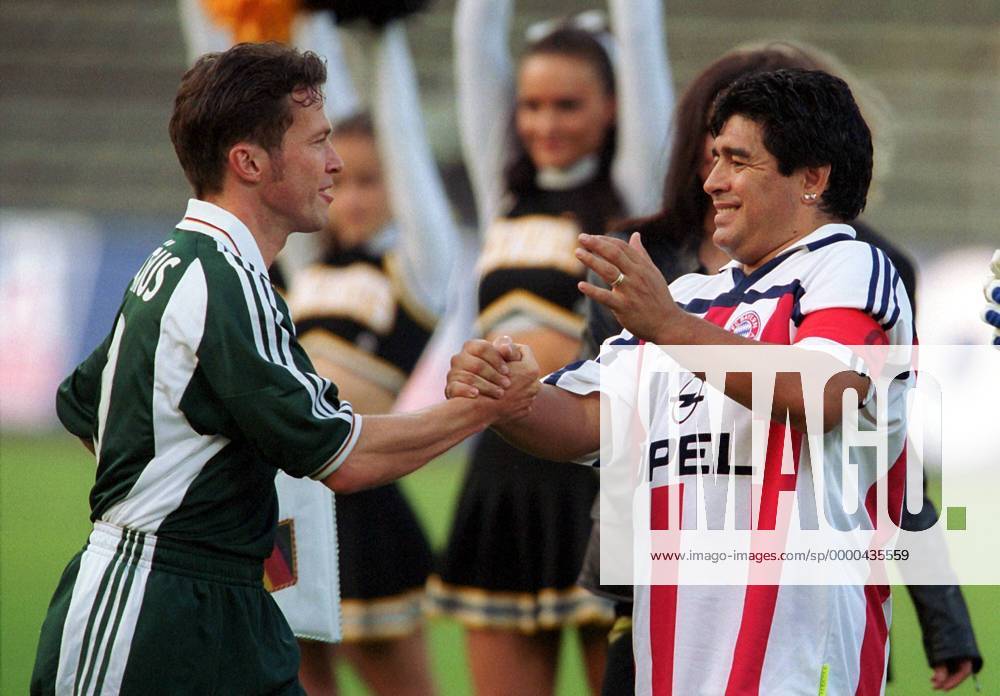 Lothar Matthäus (li., Deutschland) und Diego Armando Maradona (Argentinien, im Bayerntrikot) Fußball Herren Abschied 2000, Abschiedsspiel Lothar Matthäus, Verabschiedung, Nationalmannschaft, Nationalteam Gruppe Olympiastadion München Freude,