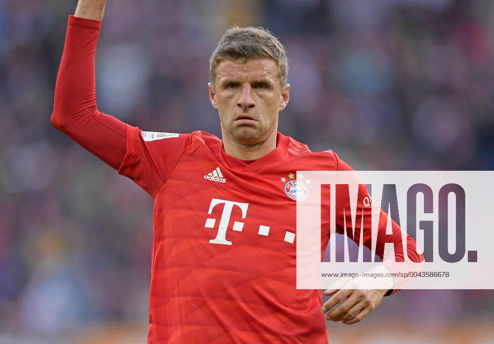 Football 1 Bundesliga 2019 2020, 8 matchday, FC Augsburg FC Bayern Munich, frustrated in the WWK Arena Augsburg Thomas Müller FC Bayern Munich DFL and DFB regulations prohibit any use of photographs as image sequences and or quasi video