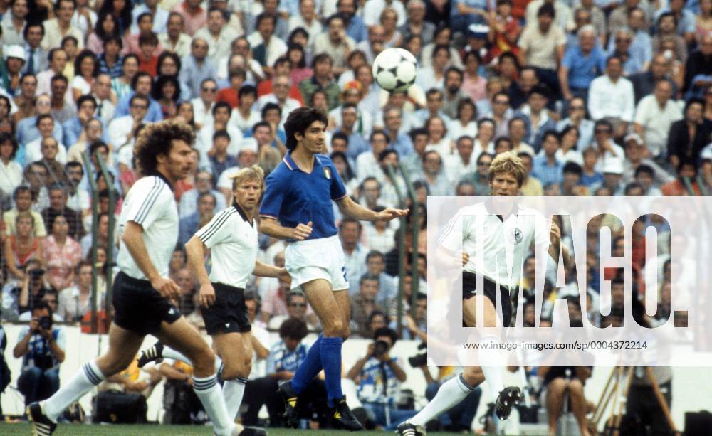 Paolo Rossi (Italien, Mitte) gegen Paul Breitner (li.), Karlheinz Förster (re.) und Bernd Förster (alle BR Deutschland) Fußball WM Herren WM Finale 1982, Länderspiel, Nationalteam, Nationaltrikot, Gruppe Madrid Dynamik,