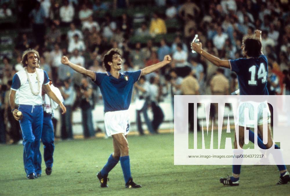Paolo Rossi (2.v.li.) und Marco Tardelli (beide Italien, re.) - Weltmeister 1982 Fußball WM Herren WM Finale 1982, Länderspiel, Nationalteam, Nationaltrikot, Gruppe Madrid Freude,