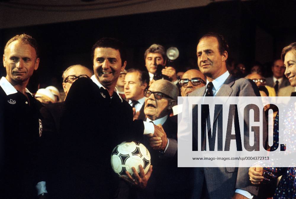 FIFA Schiedsrichter Arnaldo Coelho (Brasilien, 2.v.li.), König Juan Carlos von Spanien (2.v.re.) mit Ehefrau Dona Sofia und Staatspräsident Sandro Pertini (Italien, Mitte) bei der Siegerehrung Fußball WM Herren WM Finale 1982, Länderspiel, Gruppe Madrid