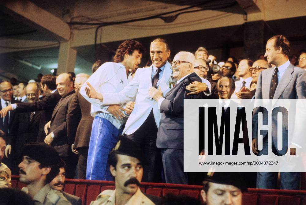 Siegerehrung WM 1982 mit Nationaltrainer Enzo Bearzot (Mitte), Staatspräsident Sandro Pertini (beide Italien, 3.v.re.), IOC Präsident Juan Antonio Samaranch (Spanien, 2.v.re.) und König Juan Carlos von Spanien (re.) Fußball WM Herren WM Finale 1982, Länderspiel, Nationalmannschaft Totale Madrid Freude,