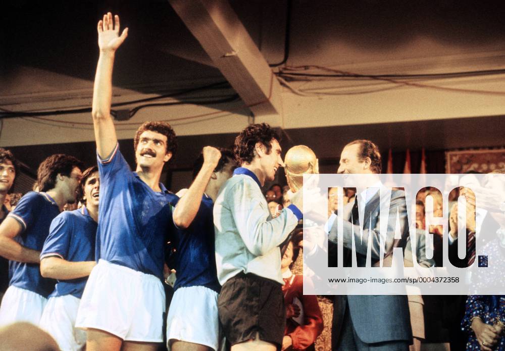 Siegerehrung WM 1982: König Juan Carlos von Spanien (re.) überreicht den WM Pokal an Torwart Dino Zoff mit Giuseppe Bergomi (Italien, 3.v.li.) Fußball WM Herren WM Finale 1982, Länderspiel, Nationalmannschaft, Nationaltrikot Gruppe Madrid Freude,