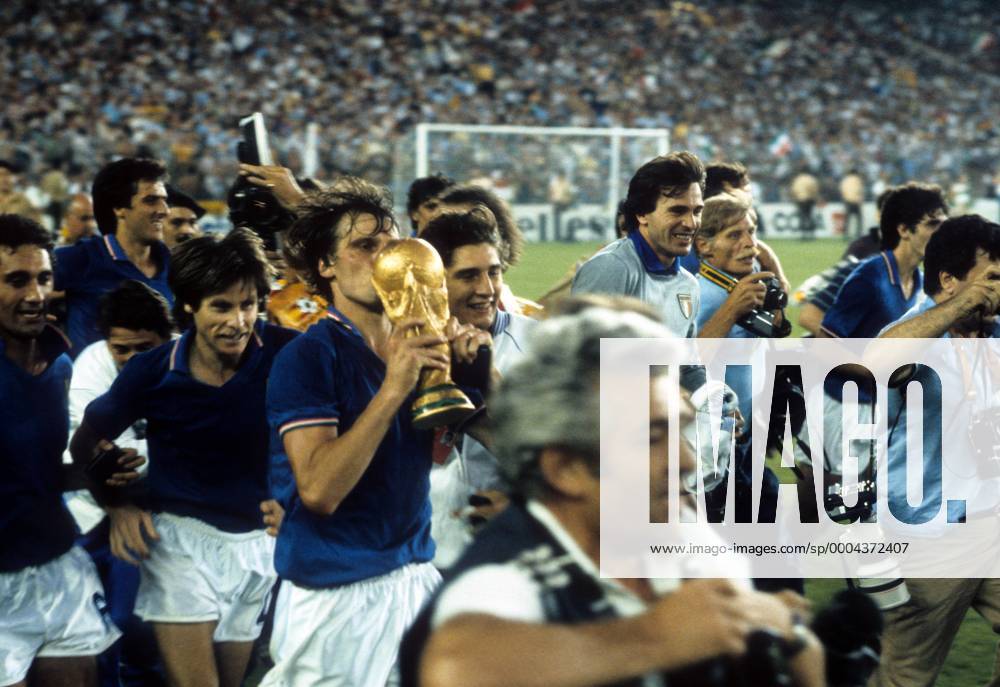 Weltmeister! Marco Tardelli (3.v.li.), Gabriele Oriali (2.v.li.) und Claudio Gentile (alle Italien, li.) präsentieren auf der Ehrenrunde den WM Pokal Fußball WM Herren WM Finale 1982, Länderspiel, Nationalteam, Nationaltrikot, Totale Madrid Freude,