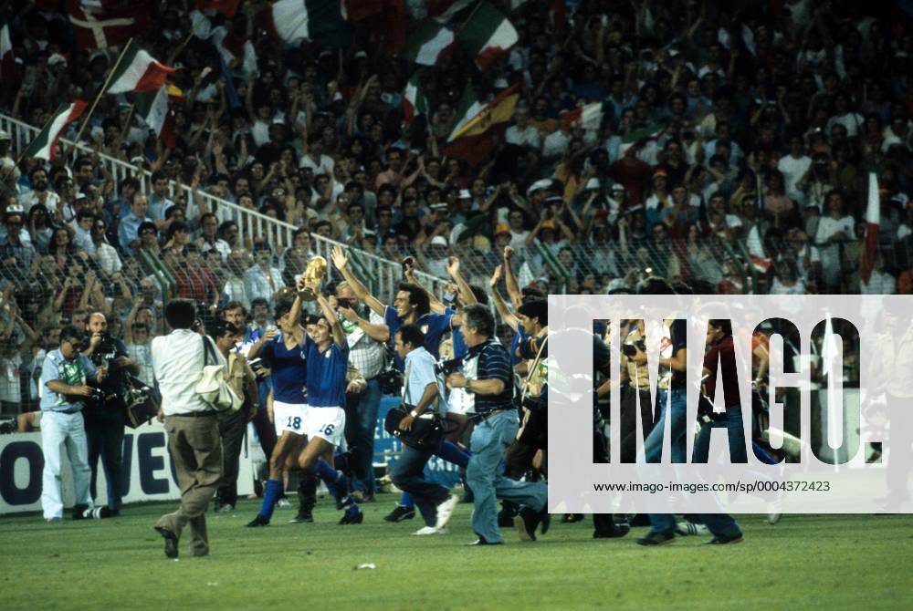 Italien ist Weltmeister und präsentiert auf der Ehrenrunde den WM Pokal mit Bruno Conti (Mitte) Fußball WM Herren WM Finale 1982, Länderspiel, Nationalteam, Nationaltrikot, Totale Madrid Freude,