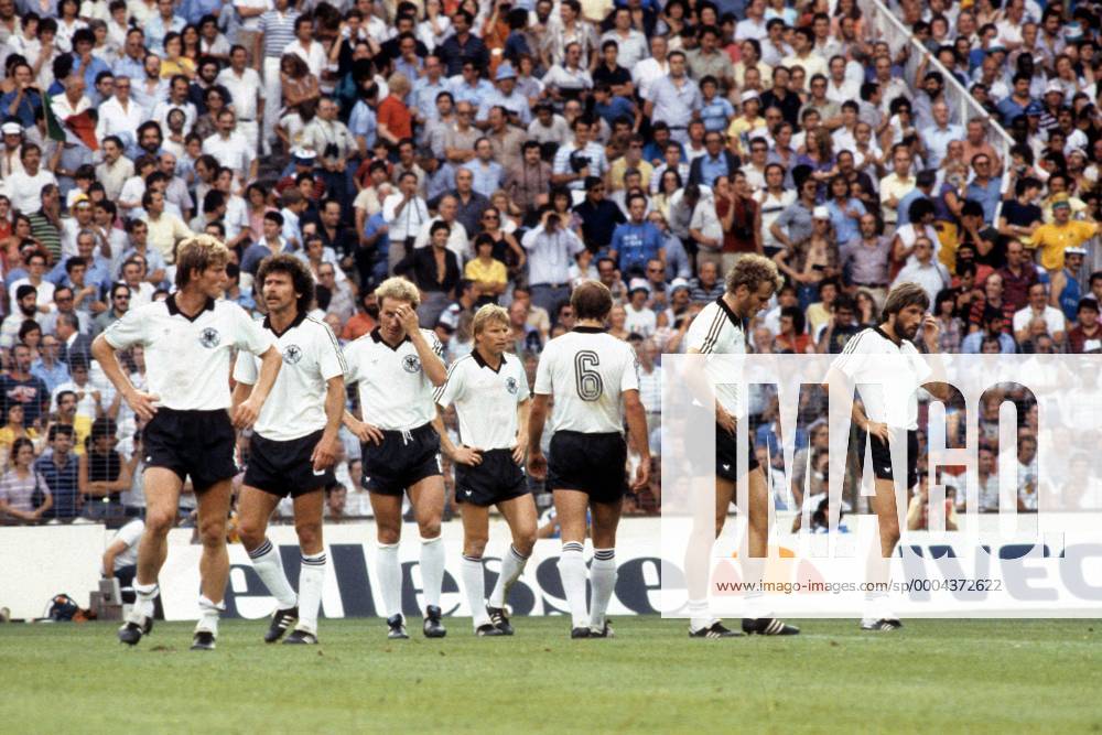 BR Deutschland enttäuscht v.li.: Karlheinz Förster, Paul Breitner, Karl Heinz Rummenigge, Bernd Förster, Wolfgang Dremmler, Hans Peter Briegel und Manfred Kaltz Fußball WM Herren WM Finale 1982, Länderspiel, Nationalteam, Nationaltrikot Totale Madrid Enttäuschung,
