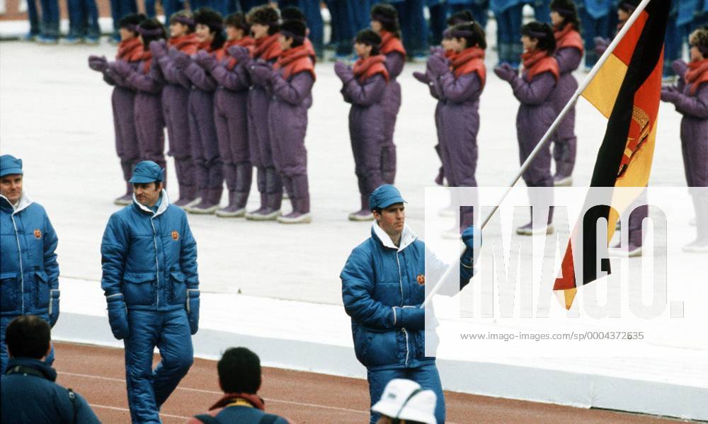 Fahnenträger Frank Ullrich gefolgt von DTSB Vizepräsident Dr. Thomas Köhler (Mitte) und DTSB Präsident Manfred Ewald (alle DDR) während der Eröffnungsfeier der Olympischen Winterspiele 1984 in Sarajevo Biathlon OS Winter Herren Olympische Spiele 1984, Winterspiele, Eröffnung, Zeremonie, Eröffnungszeremonie, Gruppe Sarajevo