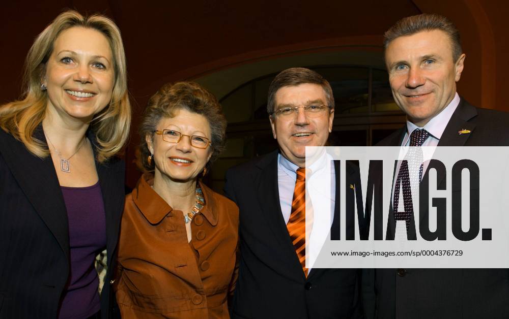 DOSB Präsident Dr. Thomas Bach (Deutschland, Mitte) mit Ehefrau Claudia, IAAF Vizepräsident Sergey Bubka (Ukraine) und dessen Ehefrau Lilia bei einem Empfang zur Leichtathletik WM 2009 in Berlin Leichtathletik Herren Empfang 2009, Gruppe Berlin