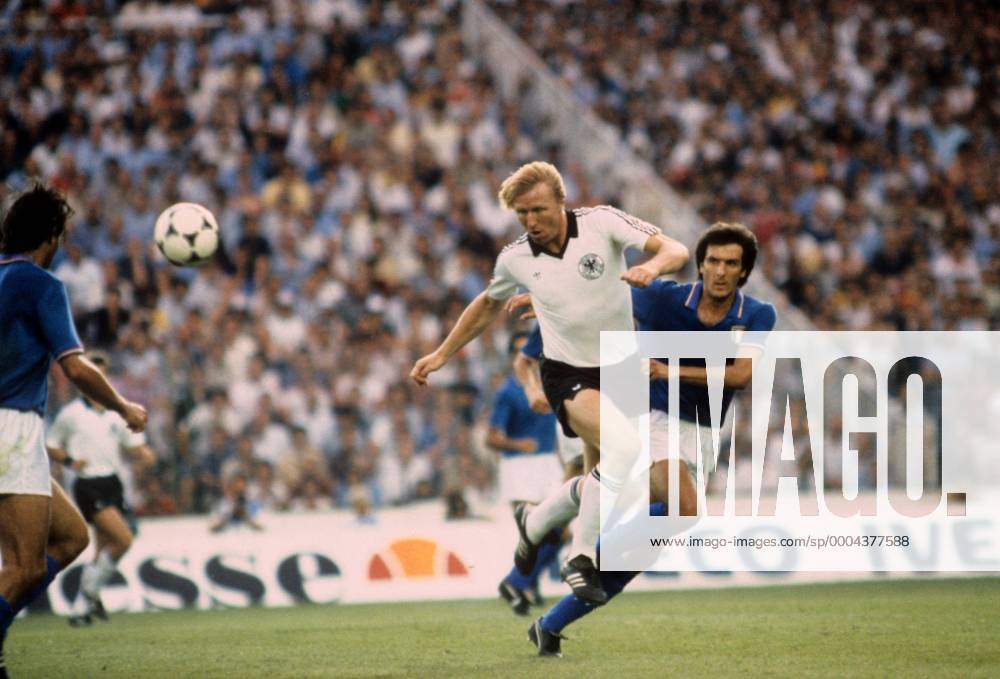 Horst Hrubesch (BR Deutschland, Mitte) gegen Gaetano Scirea (Italien, re.) Fußball WM Herren WM Finale 1982, Länderspiel, Nationalteam, Nationaltrikot, Italien - BRD 3:1 Gruppe Madrid Dynamik,