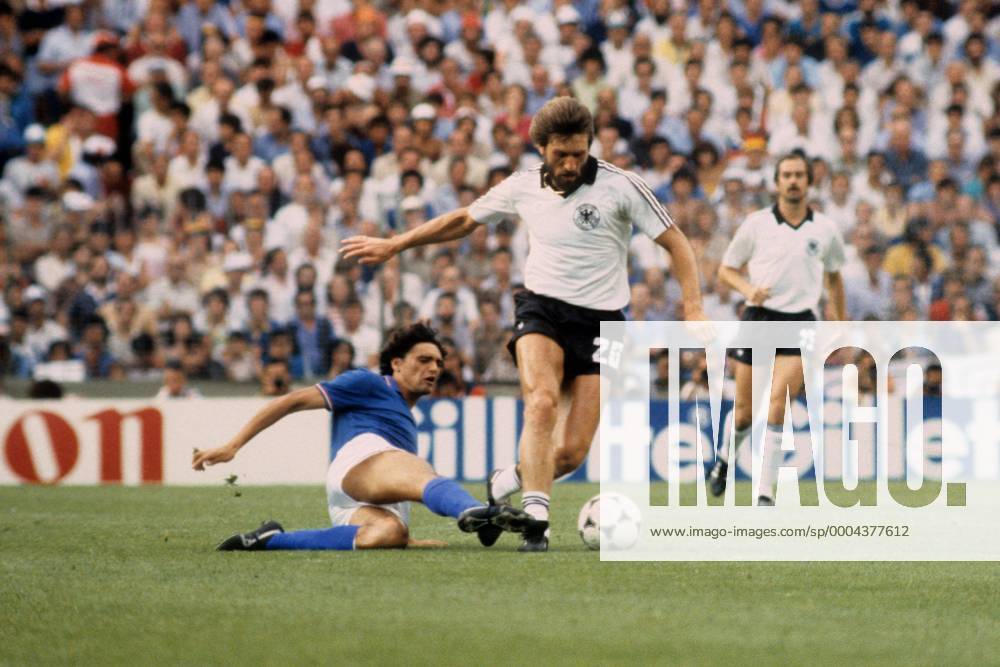 Manfred Kaltz (BR Deutschland, re.) gegen Alessandro Altobelli (Italien) Fußball WM Herren WM Finale 1982, Länderspiel, Nationalteam, Nationaltrikot, Italien - BRD 3:1 Gruppe Madrid Dynamik, Kampf,